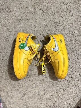 Men's Yellow Athletic Sneakers with Contrasting Swoosh